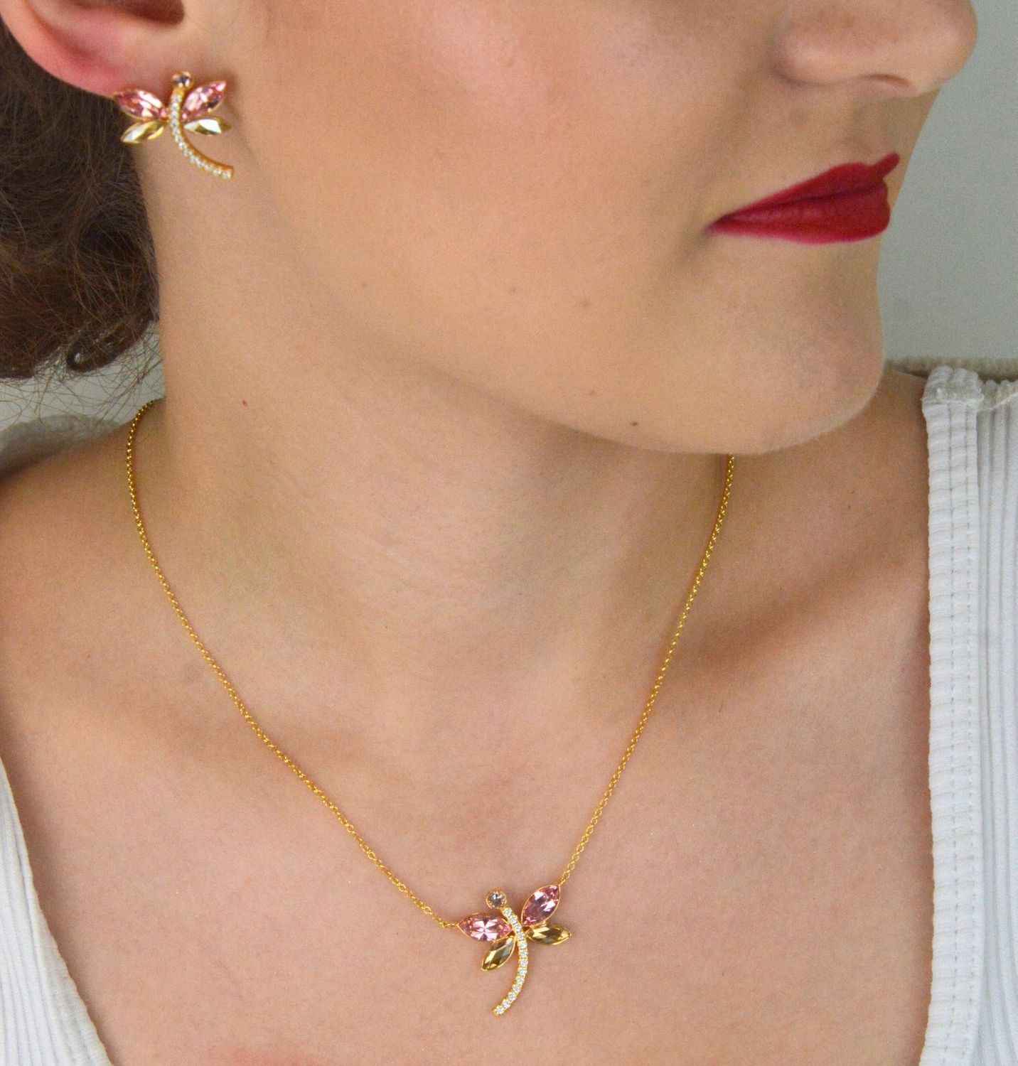 Naszyjnik srebrny pozłacany NDCG4228LRGS – Ważka z cyrkoniami i kryształami różowymi i złotymi.jpg