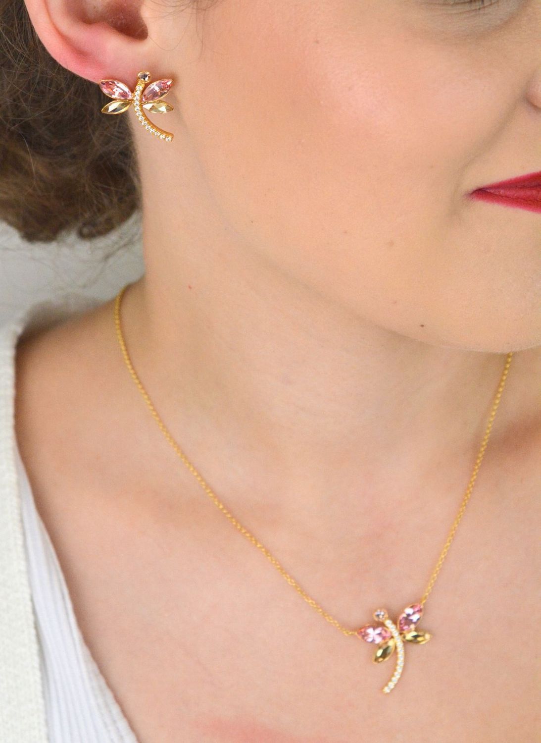 Naszyjnik srebrny pozłacany NDCG4228LRGS – Ważka z cyrkoniami i kryształami różowymi i złotymi.jpg