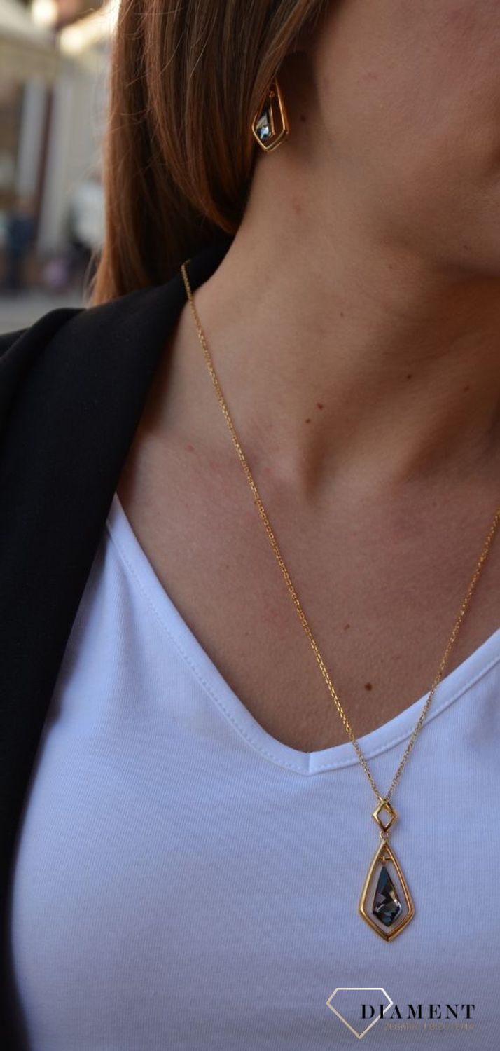 Elegancki, pozłacany naszyjnik marki Spark z kryształem Swarovskiego to piękna biżuteria na każdą okazję. Olśniewający blask zamknięty w delikatnym pozłoceniu..jpg