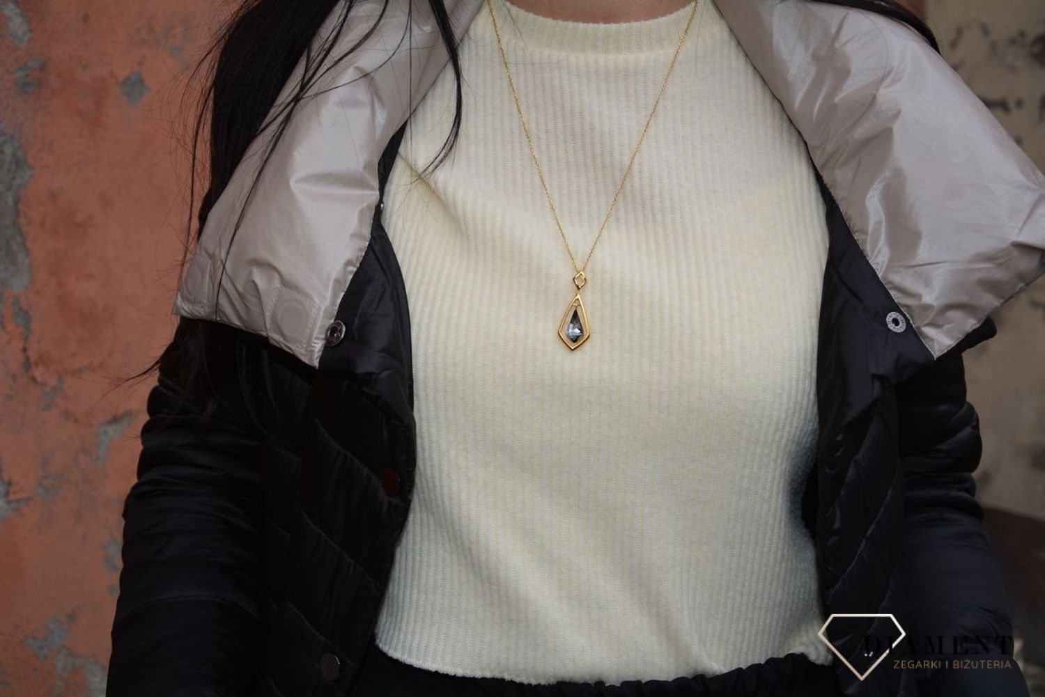 Elegancki, pozłacany naszyjnik marki Spark z kryształem Swarovskiego to piękna biżuteria na każdą okazję. Olśniewający blask zamknięty w delikatnym pozłoceniu..jpg