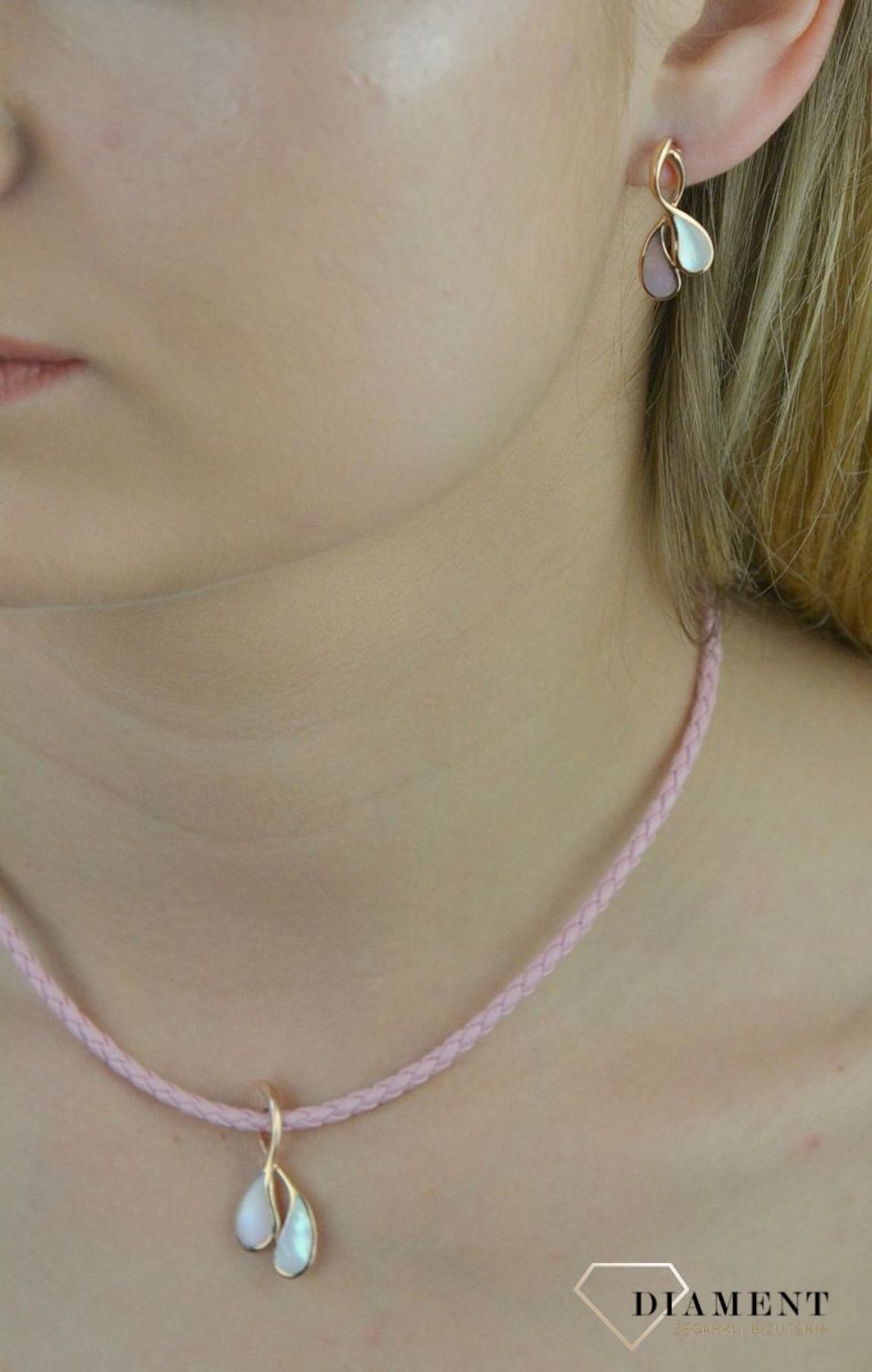 Kolczyki srebrne pozłacane z masą perłową NDKK0025.  Kolczyki srebrne pozłacane. Kolczyki srebrne różowe złoto. Kolczyki srebrne z masą perłową. Kolczyki idealne na każdą okazje. Kolczyki dla kobiety..jpg