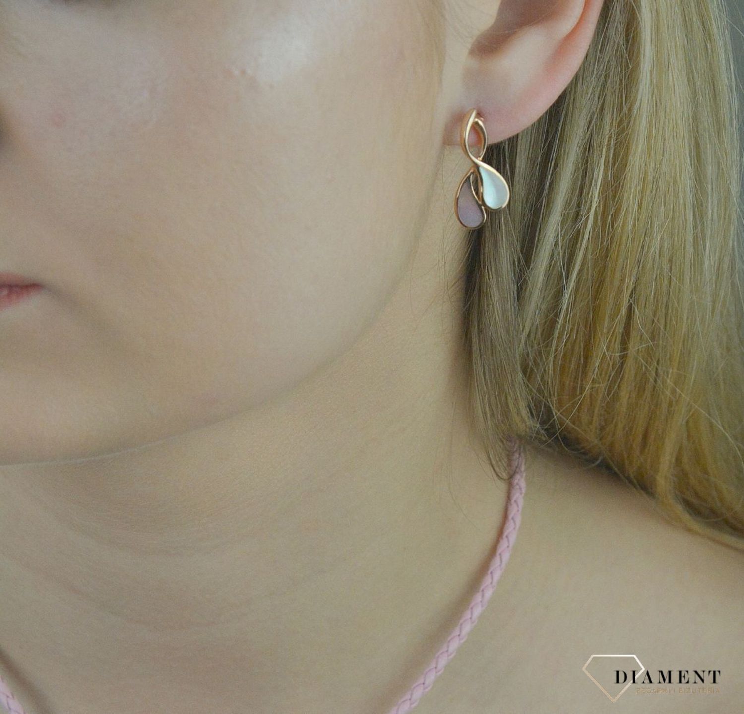 Kolczyki srebrne pozłacane z masą perłową NDKK0025.  Kolczyki srebrne pozłacane. Kolczyki srebrne różowe złoto. Kolczyki srebrne z masą perłową. Kolczyki idealne na każdą okazje. Kolczyki dla kobiety..jpg