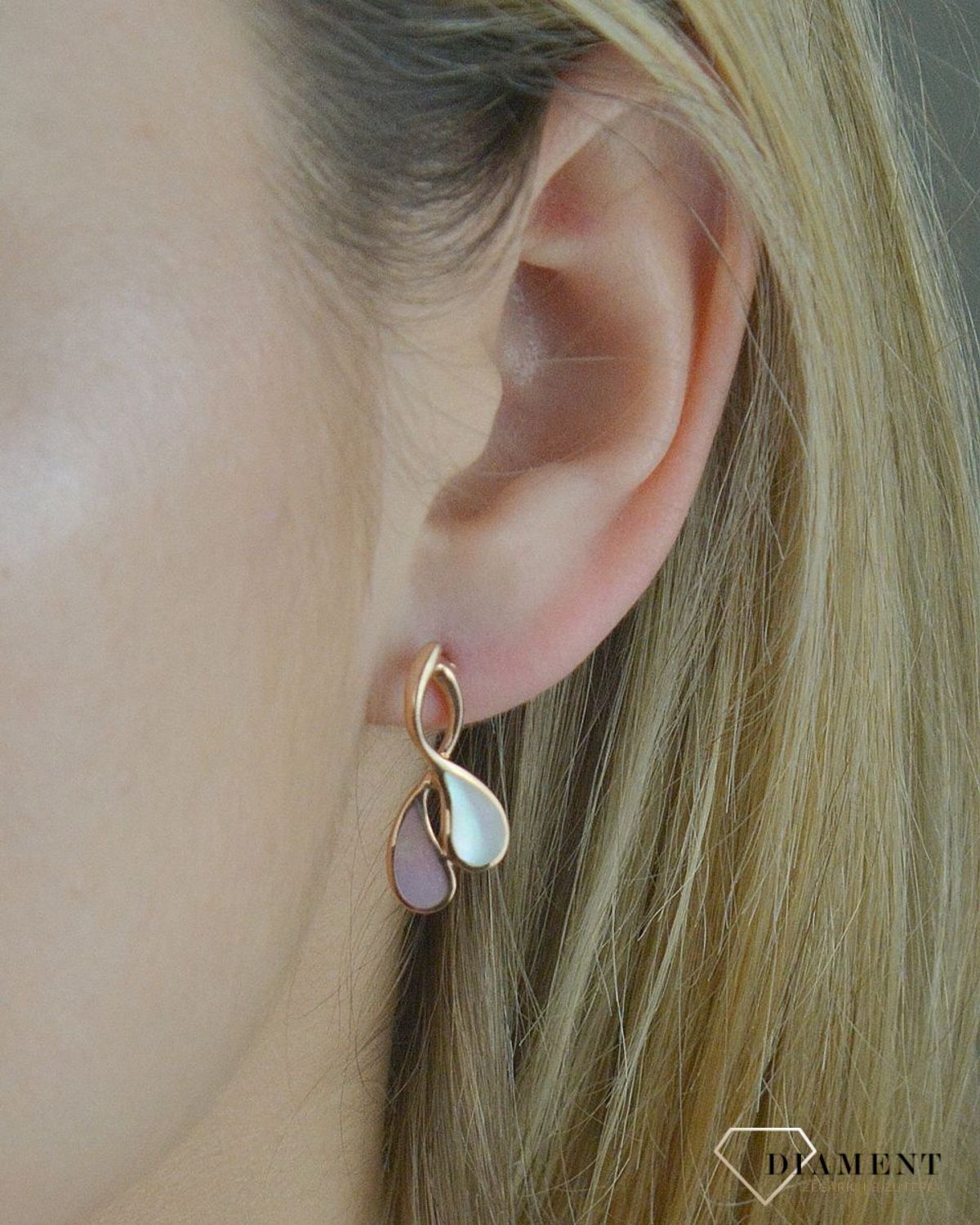 Kolczyki srebrne pozłacane z masą perłową NDKK0025.  Kolczyki srebrne pozłacane. Kolczyki srebrne różowe złoto. Kolczyki srebrne z masą perłową. Kolczyki idealne na każdą okazje. Kolczyki dla kobiety..jpg