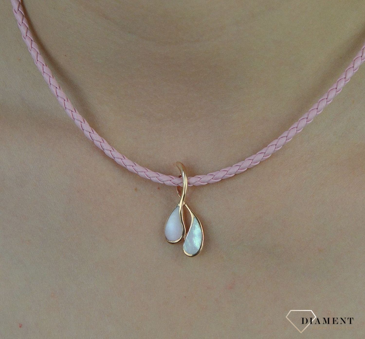 Zawieszka srebrna z masą perłowa NDZK0025. Srebrna zawieszka pozłacana. Srebrna zawieszka łezki. Srebrna zawieszka z masą perłową. Srebrna zawieszka idealna na prezent. srebrna zawieszka na każdą okazję..jpg