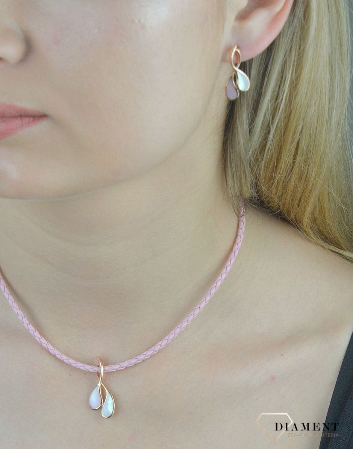 Zawieszka srebrna z masą perłowa NDZK0025. Srebrna zawieszka pozłacana. Srebrna zawieszka łezki. Srebrna zawieszka z masą perłową. Srebrna zawieszka idealna na prezent. srebrna zawieszka na każdą okazję..jpg