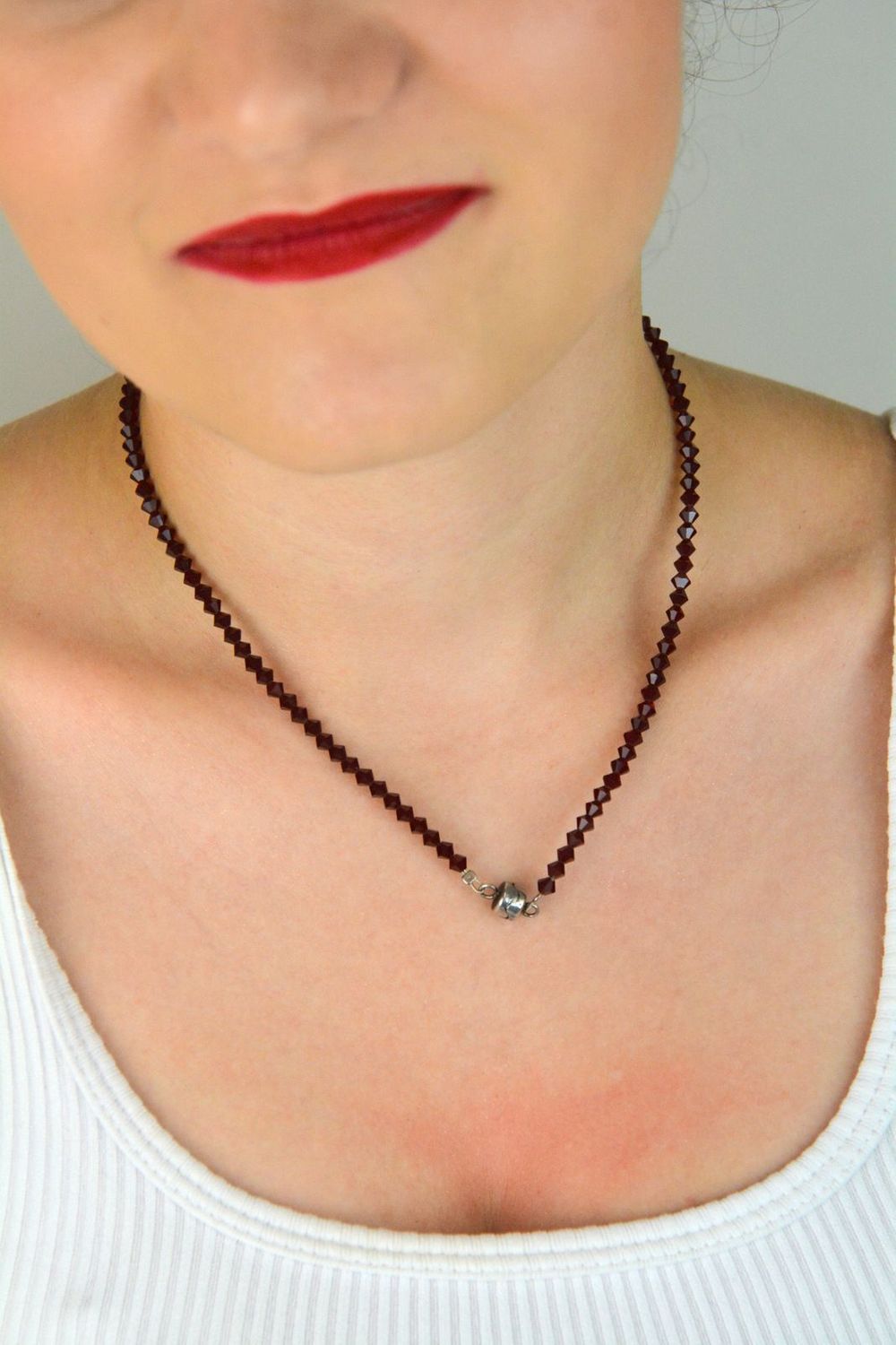 Naszyjnik damski srebrny 925 z bordowymi kryształkami, długość 42 cm, zapięcie na magnes. Stylowa i wygodna biżuteria z eleganckim, głębokim kolorem.1.jpg