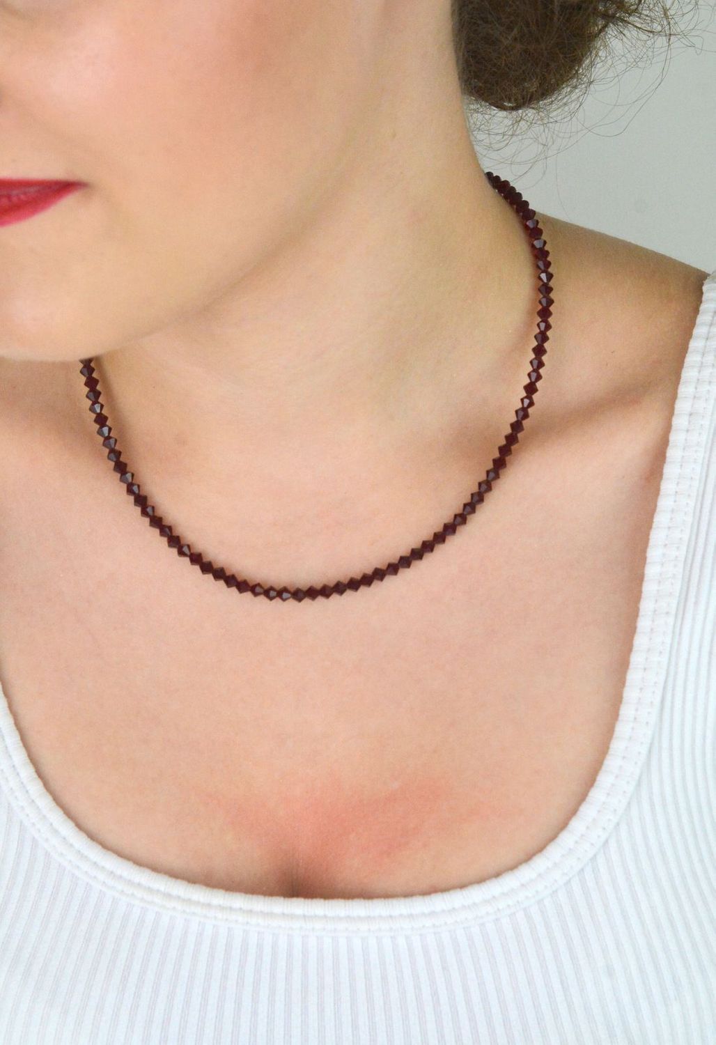 Naszyjnik damski srebrny 925 z bordowymi kryształkami, długość 42 cm, zapięcie na magnes. Stylowa i wygodna biżuteria z eleganckim, głębokim kolorem.1.jpg