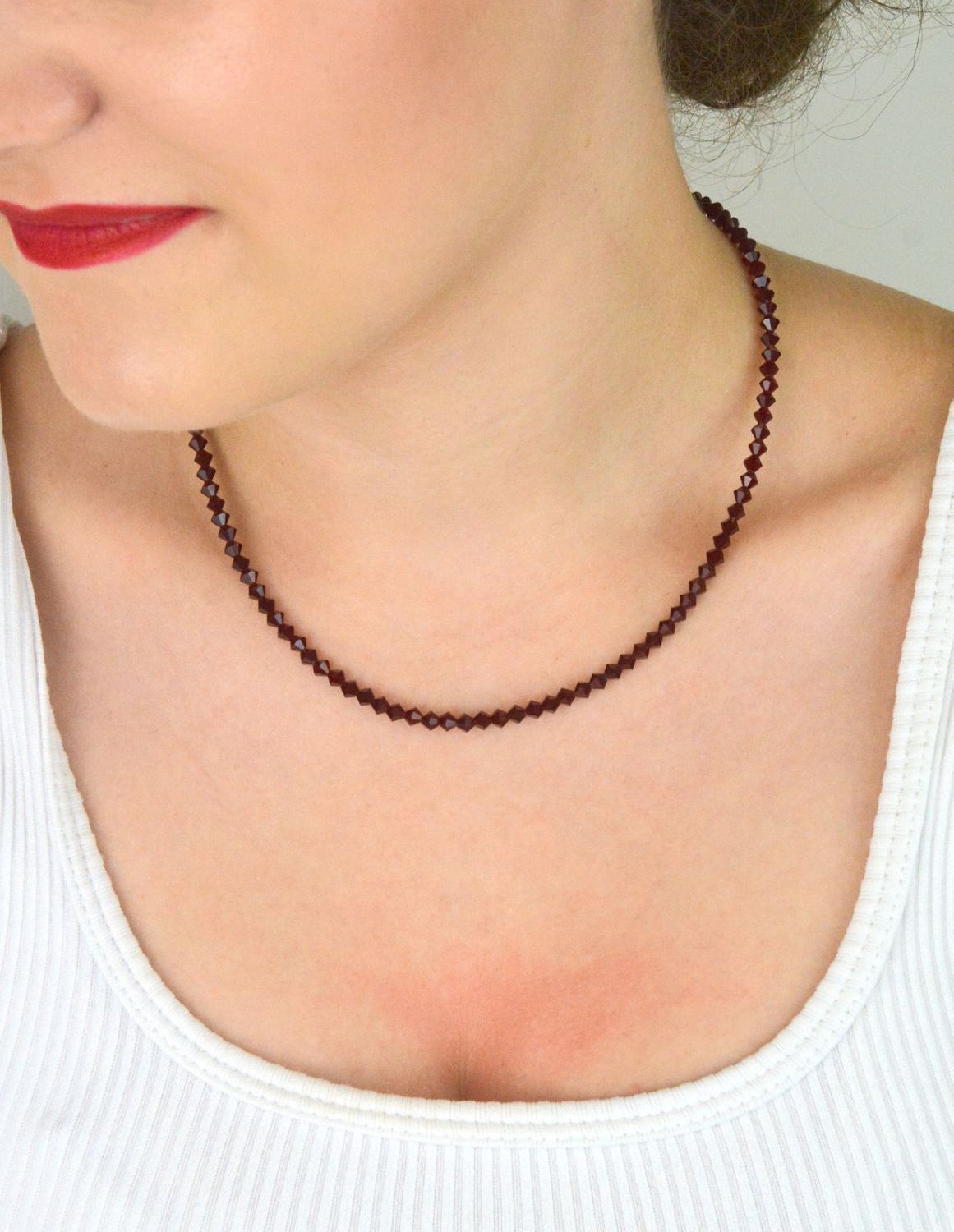 Naszyjnik damski srebrny 925 z bordowymi kryształkami, długość 42 cm, zapięcie na magnes. Stylowa i wygodna biżuteria z eleganckim, głębokim kolorem.1.jpg