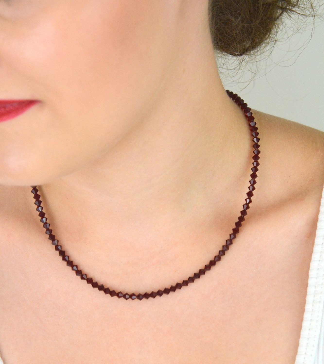 Naszyjnik damski srebrny 925 z bordowymi kryształkami, długość 42 cm, zapięcie na magnes. Stylowa i wygodna biżuteria z eleganckim, głębokim kolorem.1.jpg