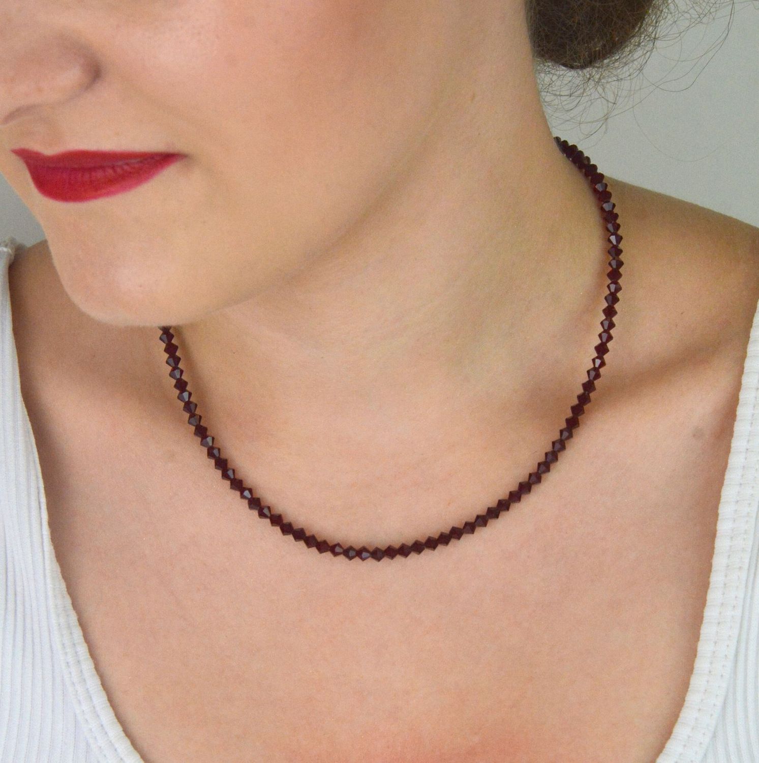 Naszyjnik damski srebrny 925 z bordowymi kryształkami, długość 42 cm, zapięcie na magnes. Stylowa i wygodna biżuteria z eleganckim, głębokim kolorem.1.jpg