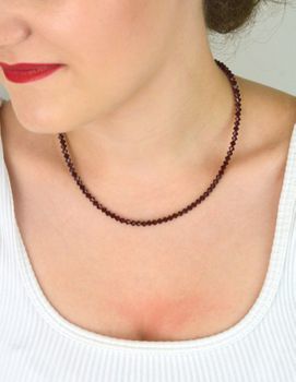 Naszyjnik damski srebrny 925 z bordowymi kryształkami, długość 42 cm, zapięcie na magnes. Stylowa i wygodna biżuteria z eleganckim, głębokim kolorem (3).JPG