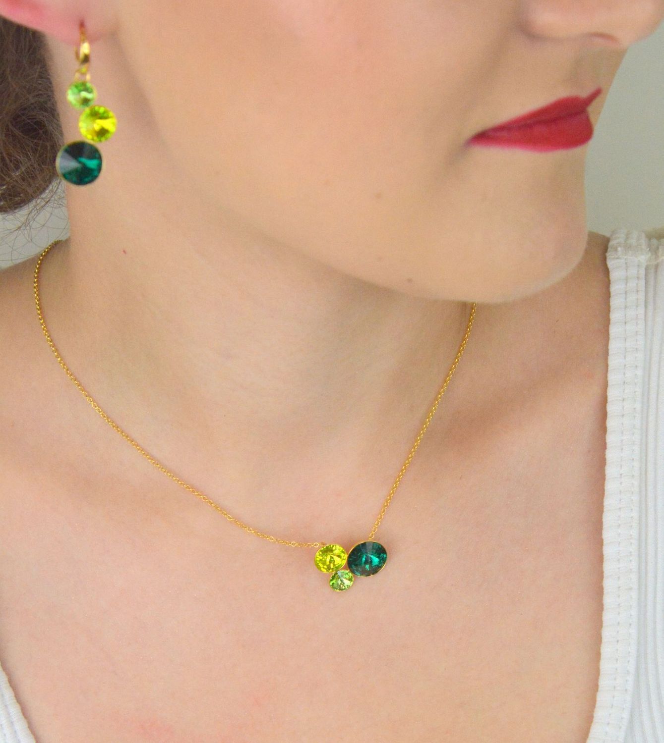 Naszyjnik pozłacany srebrny 925 NG11223EMCG z trzema kryształami Swarovski w kolorze zielonym.jpg