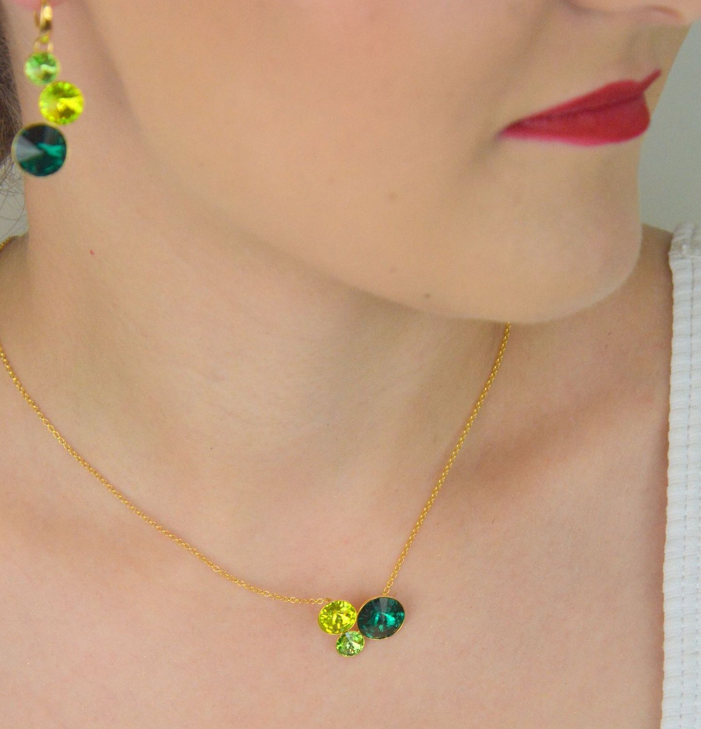 Naszyjnik pozłacany srebrny 925 NG11223EMCG z trzema kryształami Swarovski w kolorze zielonym.jpg