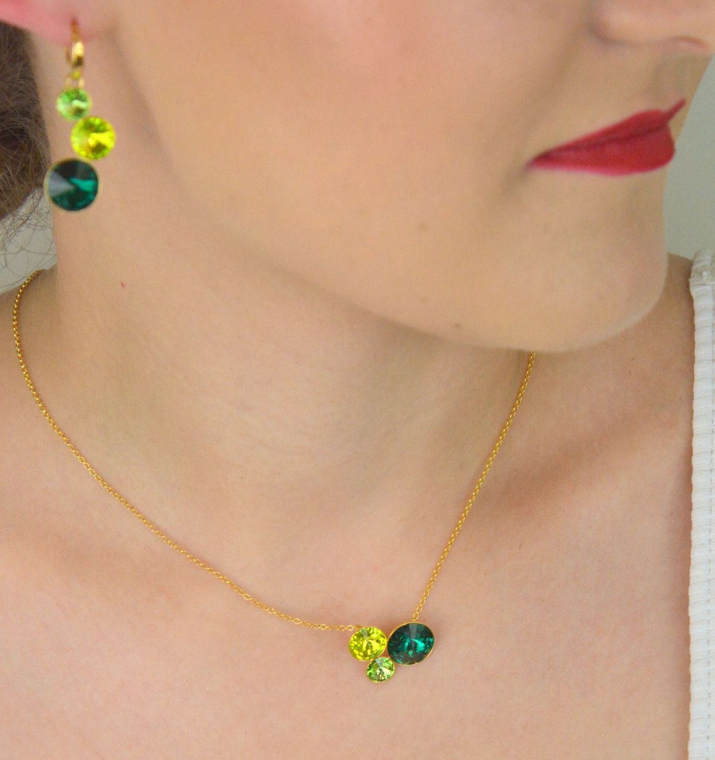 Naszyjnik pozłacany srebrny 925 NG11223EMCG z trzema kryształami Swarovski w kolorze zielonym.jpg