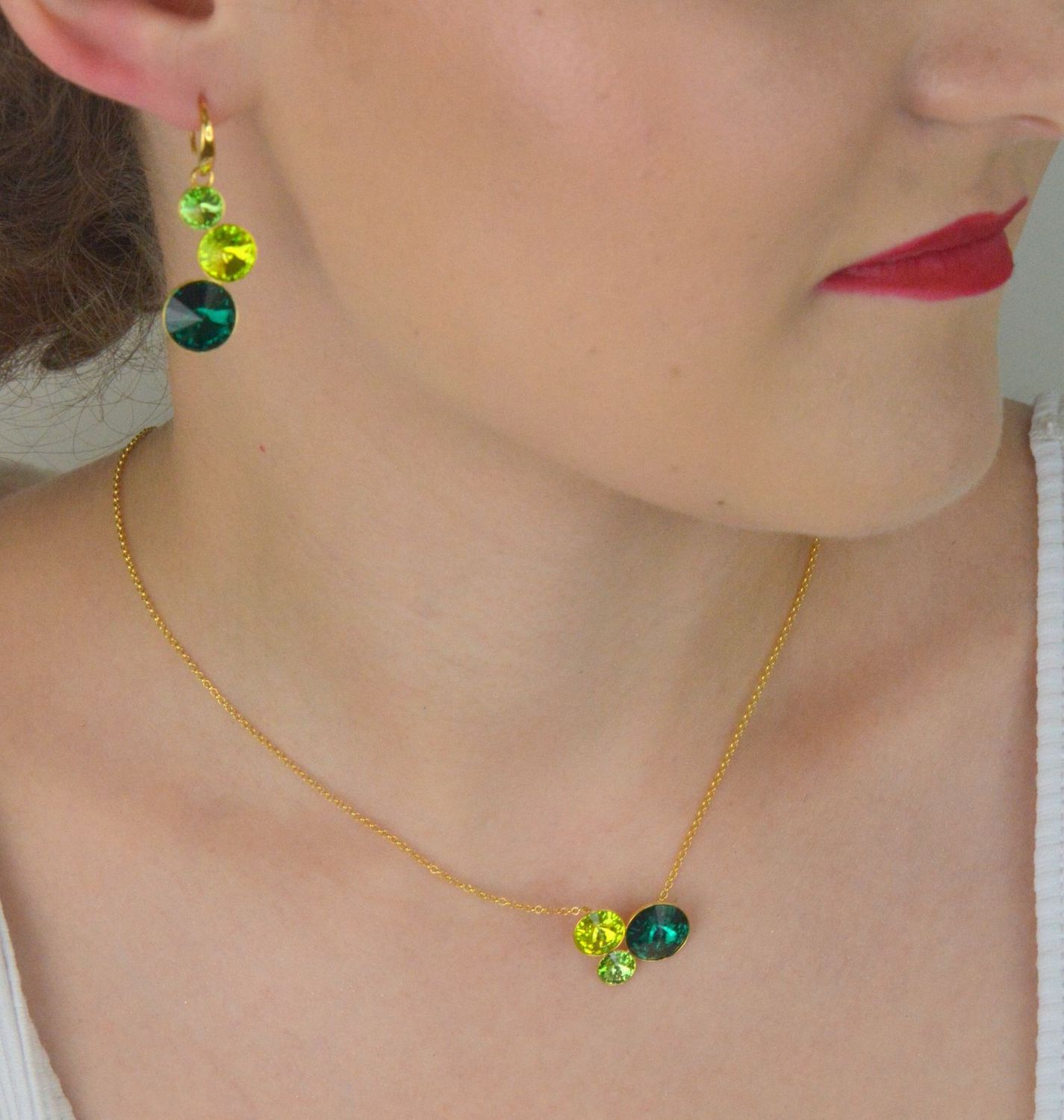 Naszyjnik pozłacany srebrny 925 NG11223EMCG z trzema kryształami Swarovski w kolorze zielonym.jpg