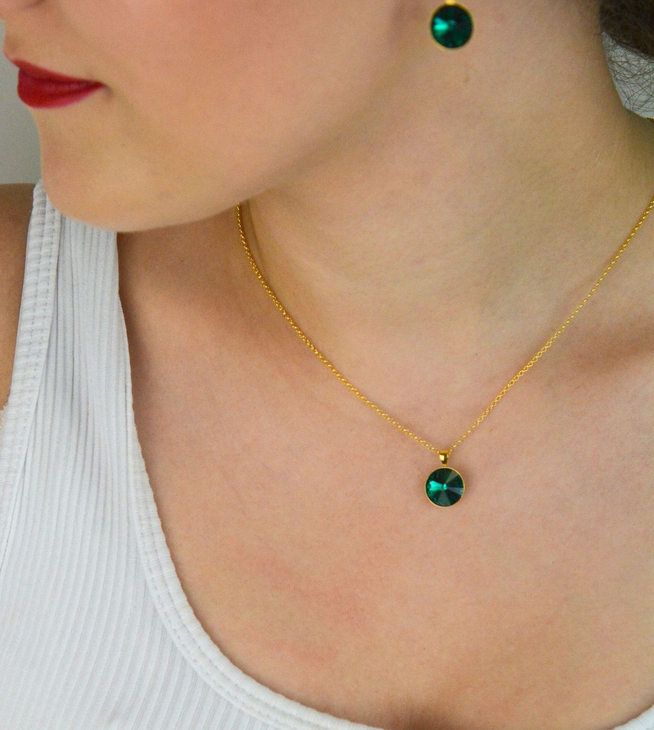 Pozłacany naszyjnik damski ze srebra 925 z zielonym kryształem Swarovski. Zawieszka 1,1 cm, długość 38 + 7 cm, zapięcie na karabińczyk. Idealny na prezent – sprawdź!1.webp