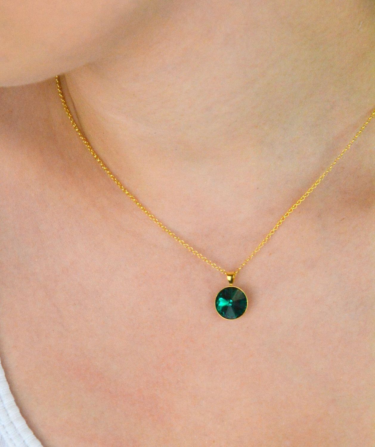 Pozłacany naszyjnik damski ze srebra 925 z zielonym kryształem Swarovski. Zawieszka 1,1 cm, długość 38 + 7 cm, zapięcie na karabińczyk. Idealny na prezent – sprawdź!1.webp