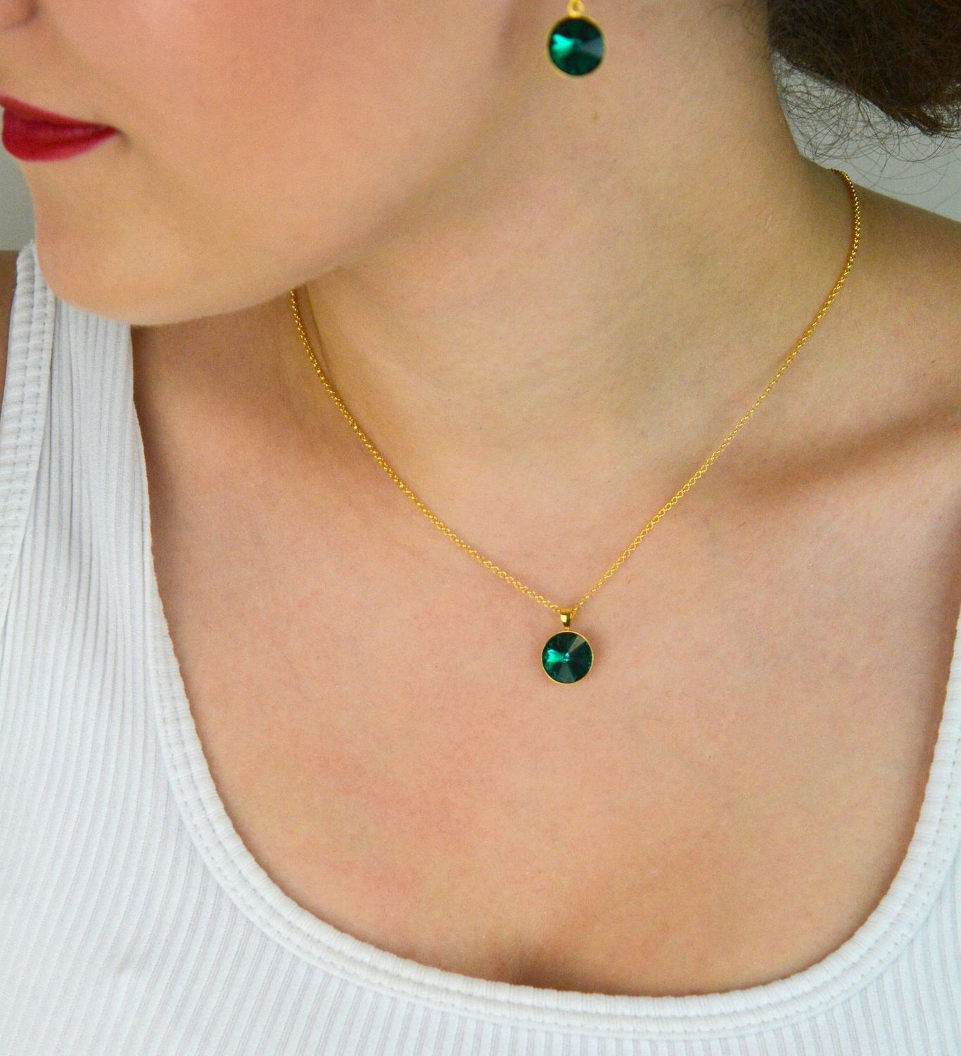 Pozłacany naszyjnik damski ze srebra 925 z zielonym kryształem Swarovski. Zawieszka 1,1 cm, długość 38 + 7 cm, zapięcie na karabińczyk. Idealny na prezent – sprawdź!1.webp