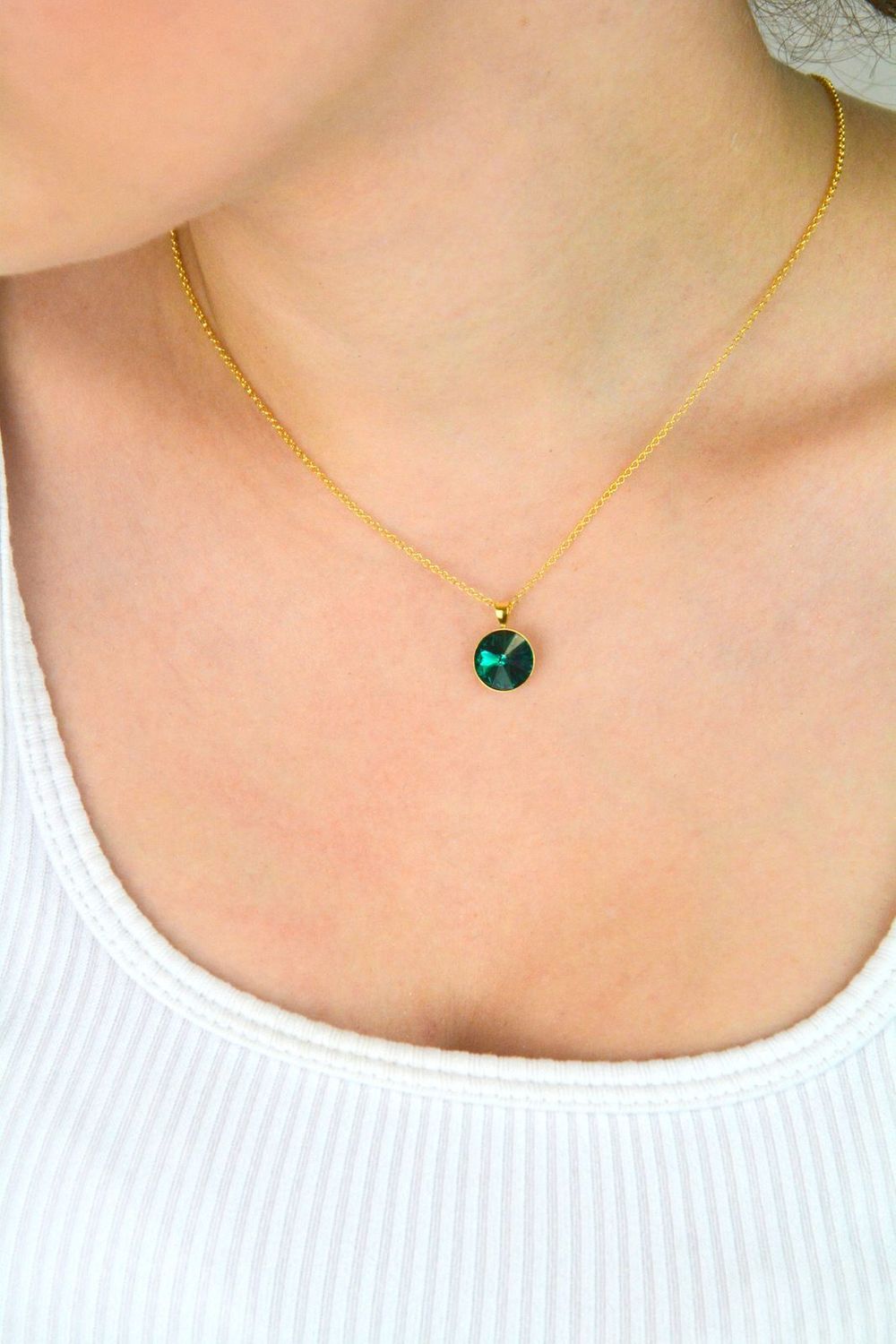 Pozłacany naszyjnik damski ze srebra 925 z zielonym kryształem Swarovski. Zawieszka 1,1 cm, długość 38 + 7 cm, zapięcie na karabińczyk. Idealny na prezent – sprawdź!1.webp