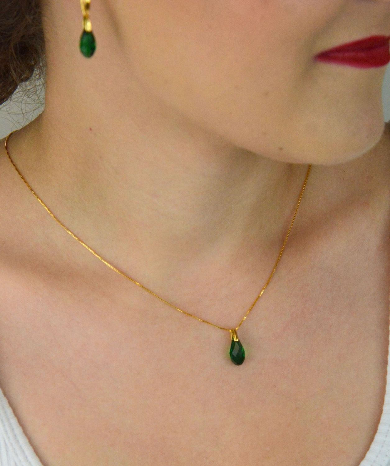 Elegancki naszyjnik Spark Briolette z pozłacanego srebra 925 ozdobiony kryształami w kolorze Majestic Green. Długość 45 + 5 cm. Zapakowany w stylowe pudełko – idealny na prezent!1.jpg