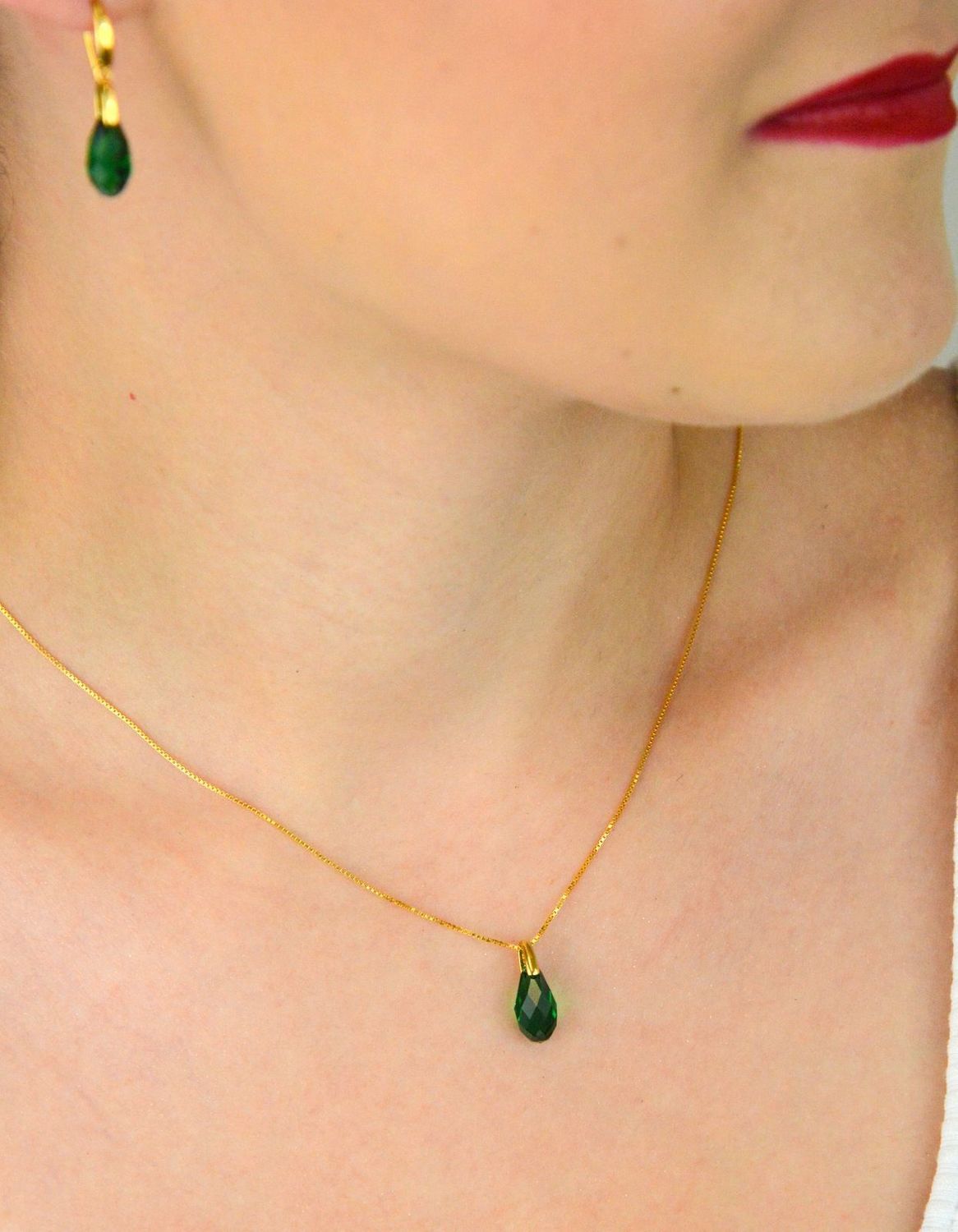 Elegancki naszyjnik Spark Briolette z pozłacanego srebra 925 ozdobiony kryształami w kolorze Majestic Green. Długość 45 + 5 cm. Zapakowany w stylowe pudełko – idealny na prezent!1.jpg