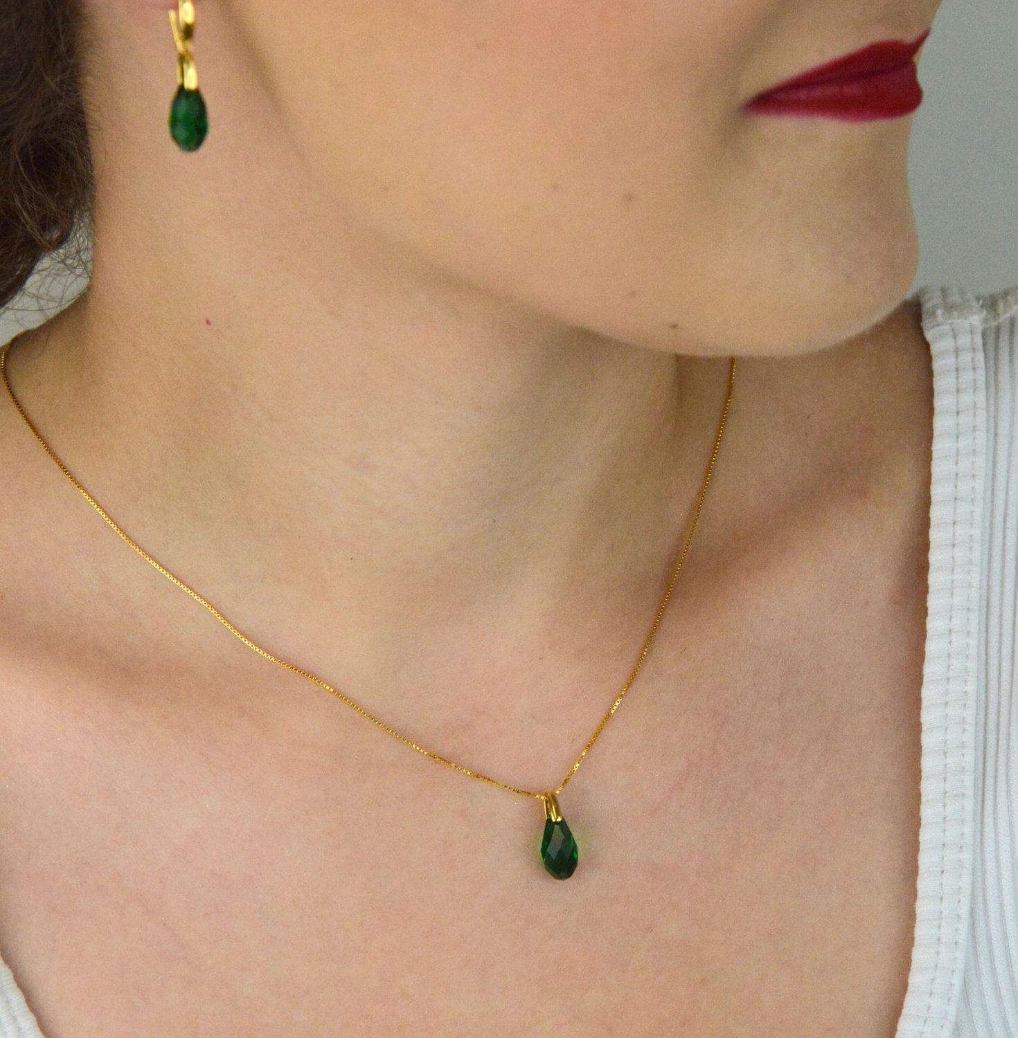 Elegancki naszyjnik Spark Briolette z pozłacanego srebra 925 ozdobiony kryształami w kolorze Majestic Green. Długość 45 + 5 cm. Zapakowany w stylowe pudełko – idealny na prezent!1.jpg