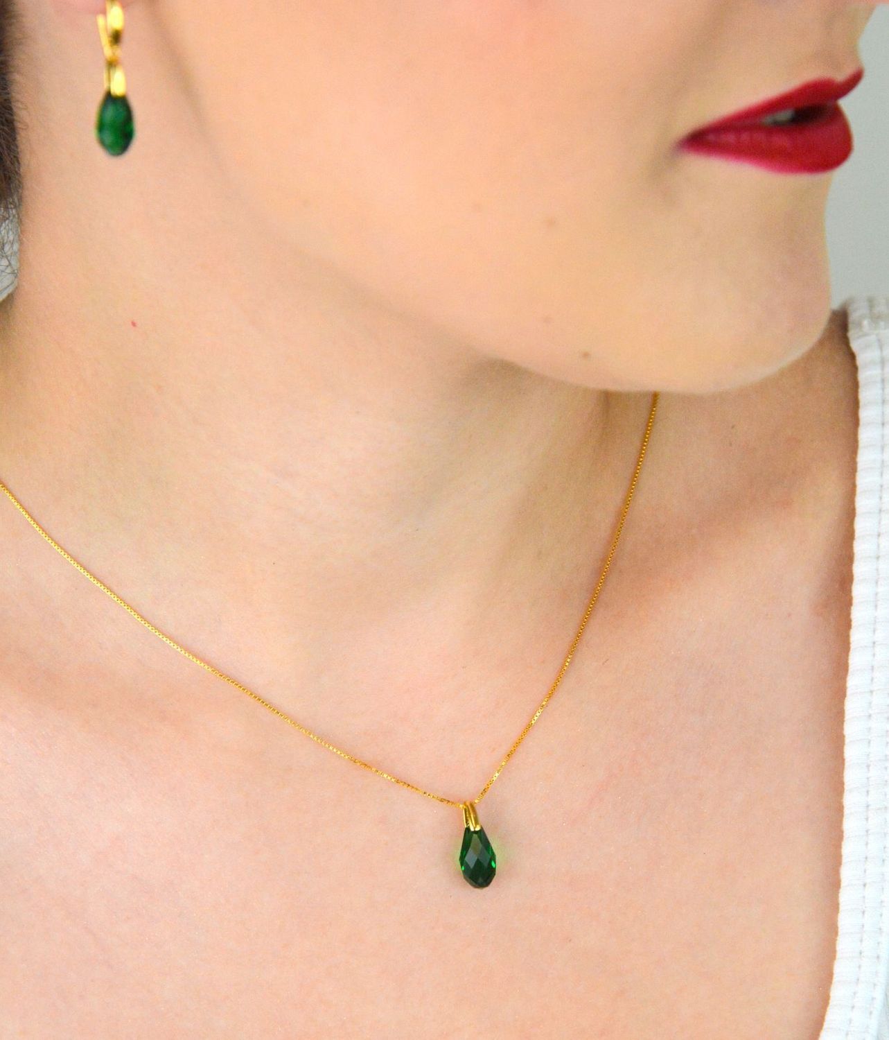 Elegancki naszyjnik Spark Briolette z pozłacanego srebra 925 ozdobiony kryształami w kolorze Majestic Green. Długość 45 + 5 cm. Zapakowany w stylowe pudełko – idealny na prezent!1.jpg