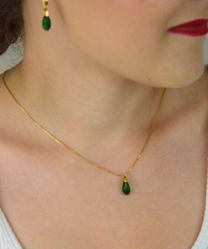 Elegancki naszyjnik Spark Briolette z pozłacanego srebra 925 ozdobiony kryształami w kolorze Majestic Green. Długość 45 + 5 cm. Zapakowany w stylowe pudełko – idealny na prezent! (2).JPG