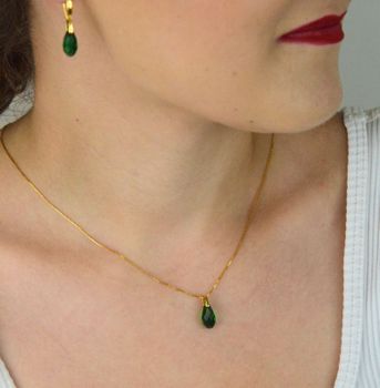 Elegancki naszyjnik Spark Briolette z pozłacanego srebra 925 ozdobiony kryształami w kolorze Majestic Green. Długość 45 + 5 cm. Zapakowany w stylowe pudełko – idealny na prezent! (4).JPG