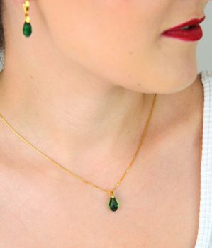 Elegancki naszyjnik Spark Briolette z pozłacanego srebra 925 ozdobiony kryształami w kolorze Majestic Green. Długość 45 + 5 cm. Zapakowany w stylowe pudełko – idealny na prezent! (5).JPG