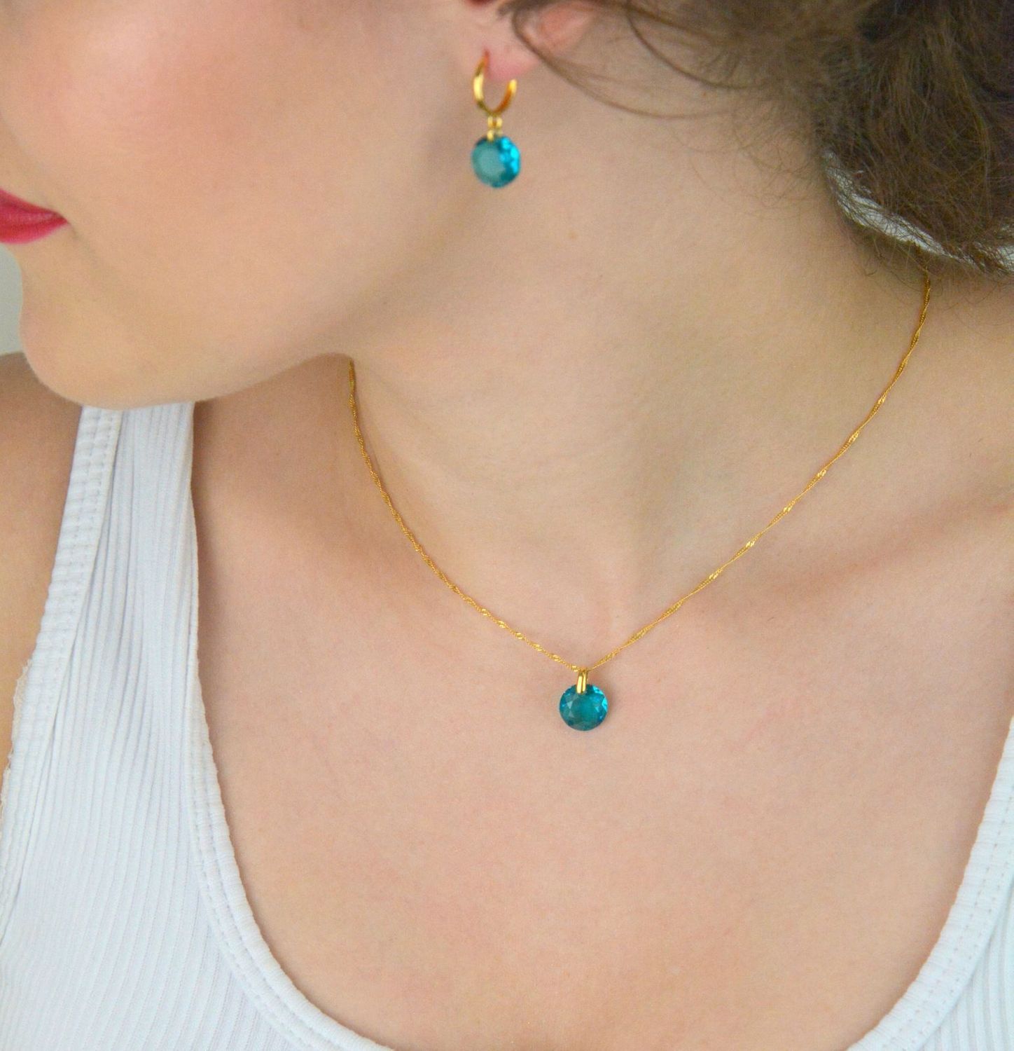 Pozłacany naszyjnik Spark Macaron NG643010BZ ze srebra próby 925, zdobiony kryształową zawieszką. Długość łańcuszka 47 cm z regulacją. Zapakowany w eleganckie pudełko.1.jpg