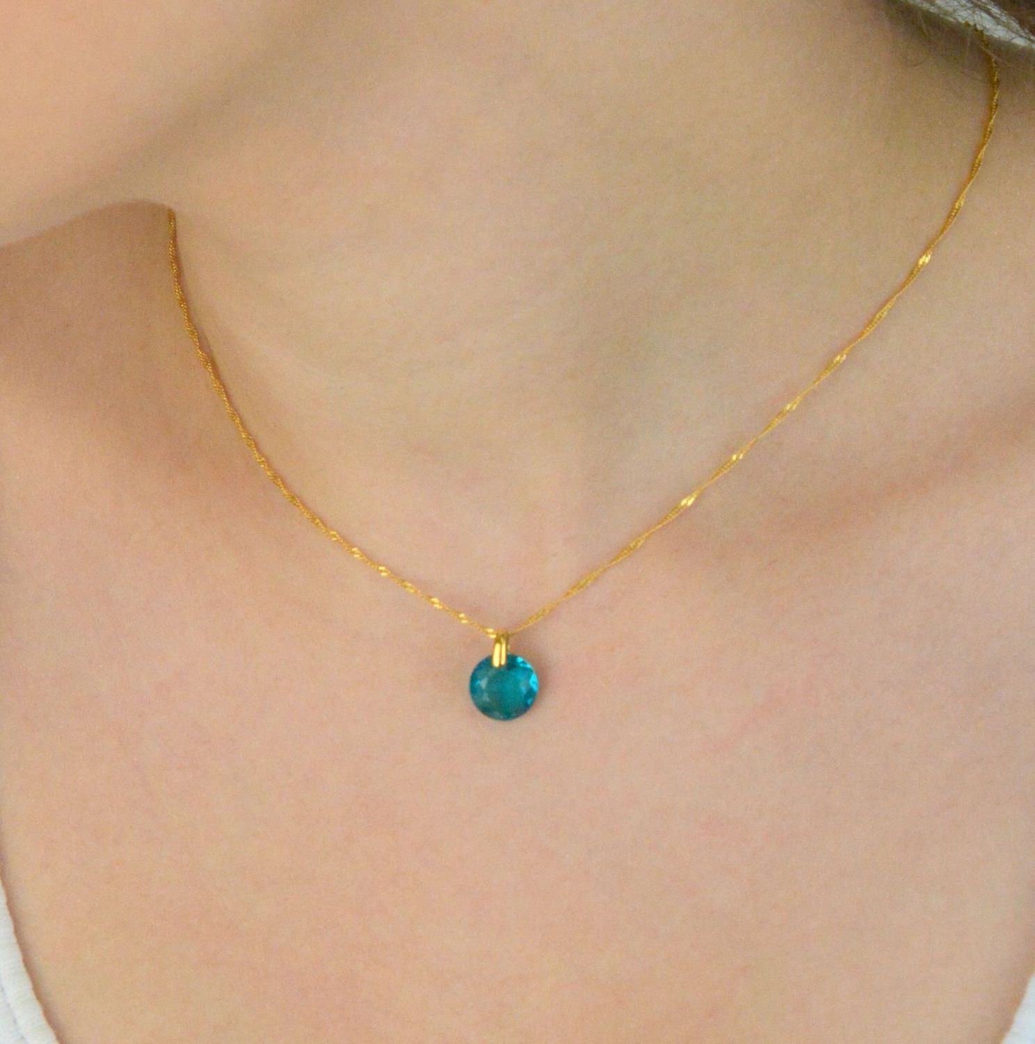 Pozłacany naszyjnik Spark Macaron NG643010BZ ze srebra próby 925, zdobiony kryształową zawieszką. Długość łańcuszka 47 cm z regulacją. Zapakowany w eleganckie pudełko.1.jpg