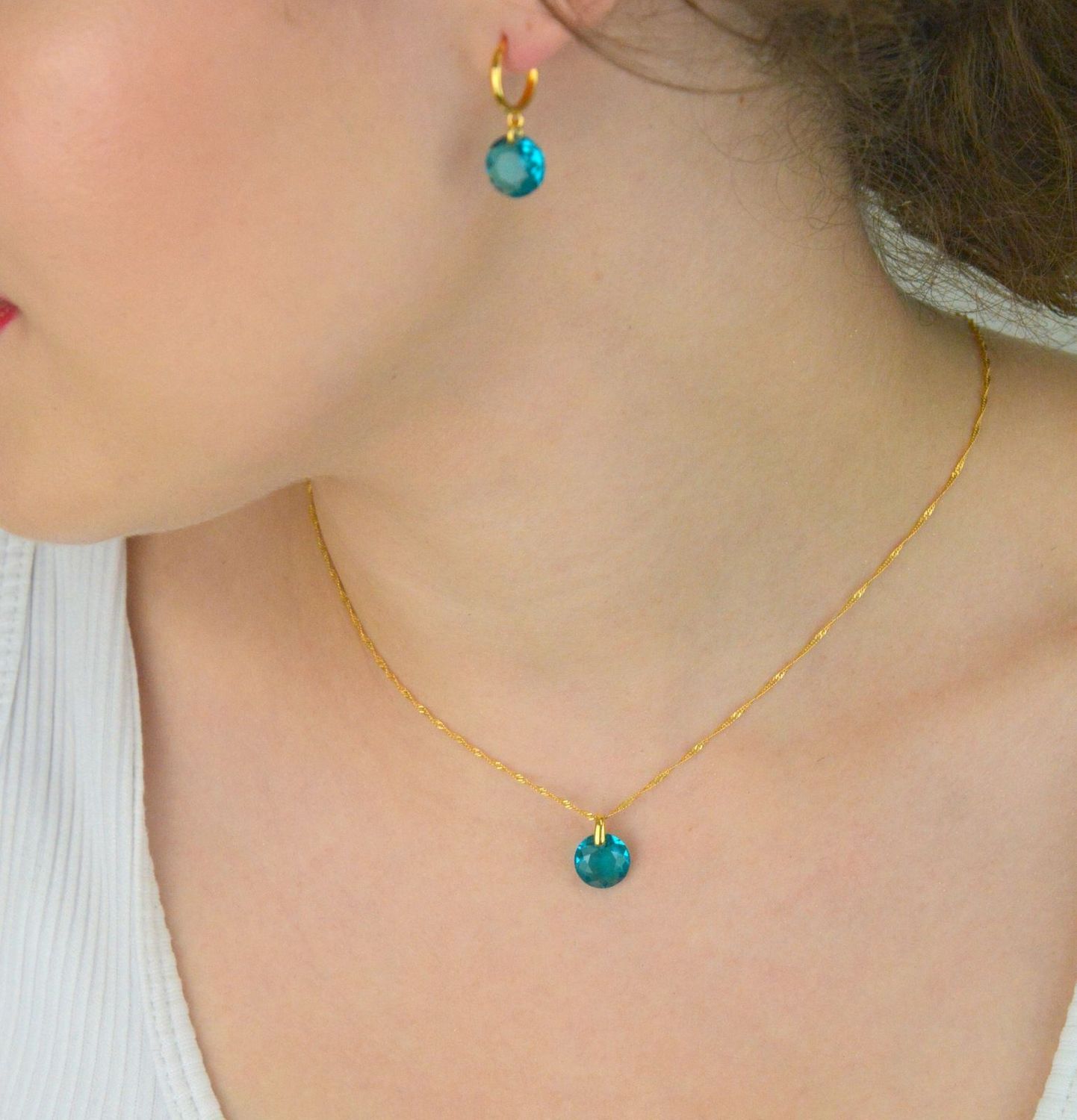 Pozłacany naszyjnik Spark Macaron NG643010BZ ze srebra próby 925, zdobiony kryształową zawieszką. Długość łańcuszka 47 cm z regulacją. Zapakowany w eleganckie pudełko.1.jpg