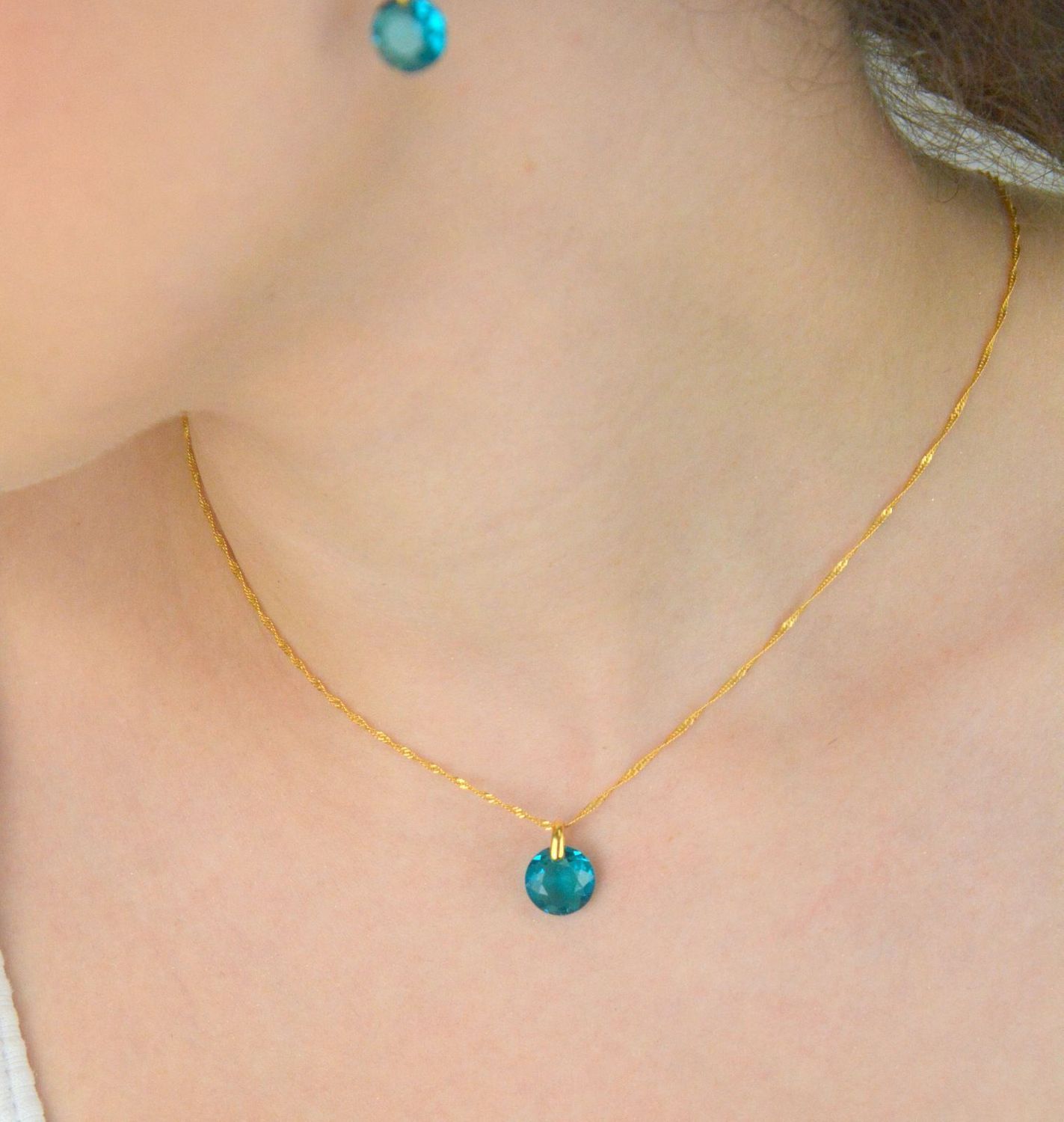 Pozłacany naszyjnik Spark Macaron NG643010BZ ze srebra próby 925, zdobiony kryształową zawieszką. Długość łańcuszka 47 cm z regulacją. Zapakowany w eleganckie pudełko.1.jpg