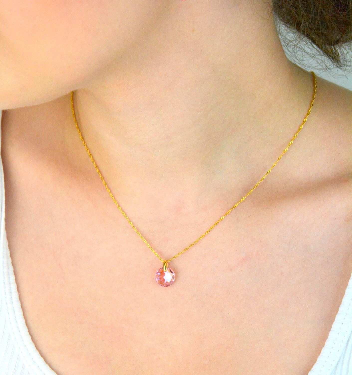 Naszyjnik Spark Macaron Light Rose Shimmer wykonany ze srebra próby 925 pokrywanego złotem, zdobiony kryształkiem w kolorze Light Rose Shimmer. Regulowany zapięcie na karabińczyk.1.jpg