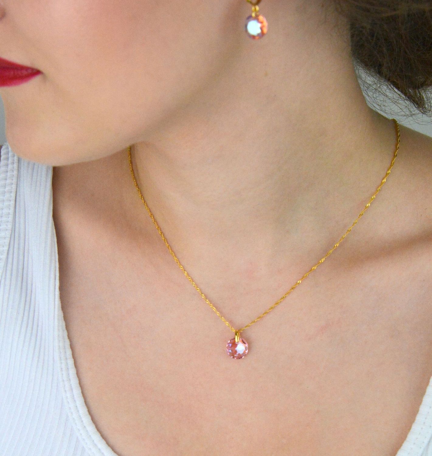 Naszyjnik Spark Macaron Light Rose Shimmer wykonany ze srebra próby 925 pokrywanego złotem, zdobiony kryształkiem w kolorze Light Rose Shimmer. Regulowany zapięcie na karabińczyk.1.jpg