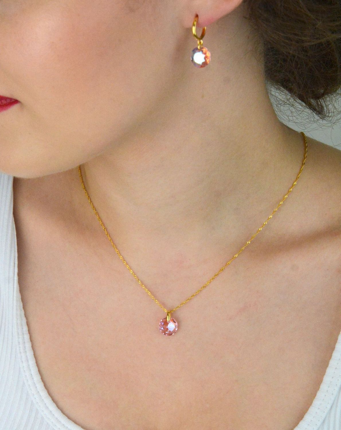 Naszyjnik Spark Macaron Light Rose Shimmer wykonany ze srebra próby 925 pokrywanego złotem, zdobiony kryształkiem w kolorze Light Rose Shimmer. Regulowany zapięcie na karabińczyk.1.jpg