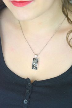 Elegancki naszyjnik ze srebra 925 z prostokątną zawieszką Swarovski® (3,3 cm). Stylowy dodatek z regulowanym łańcuszkiem – idealny na prezent dla kobiety (4).JPG