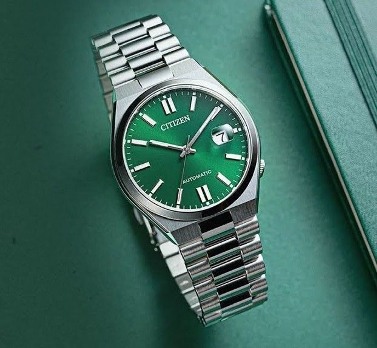 Zegarek męski Citizen Tsuyosa Green Automatic Classic Sapphire NJ0150-81X. Męski zegarek automatyczny. Zegarek męski automatyczny na bransolecie. Męski zegarek z zieloną tarczą. Zegarek męski Citizen z datownikiem. Zegarek męski automatyczny Ci.jpg
