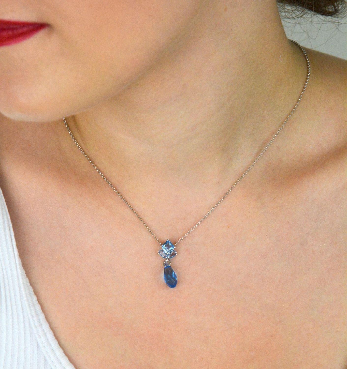 Elegancki naszyjnik Spark Ice Blue NK6010AQIB wykonany z srebra próby 925, ozdobiony luksusowymi kryształkami w kolorze Ice Blue. Długość łańcuszka 45 cm (38 cm + 7 cm przedłużki). Idealny na pr.jpg