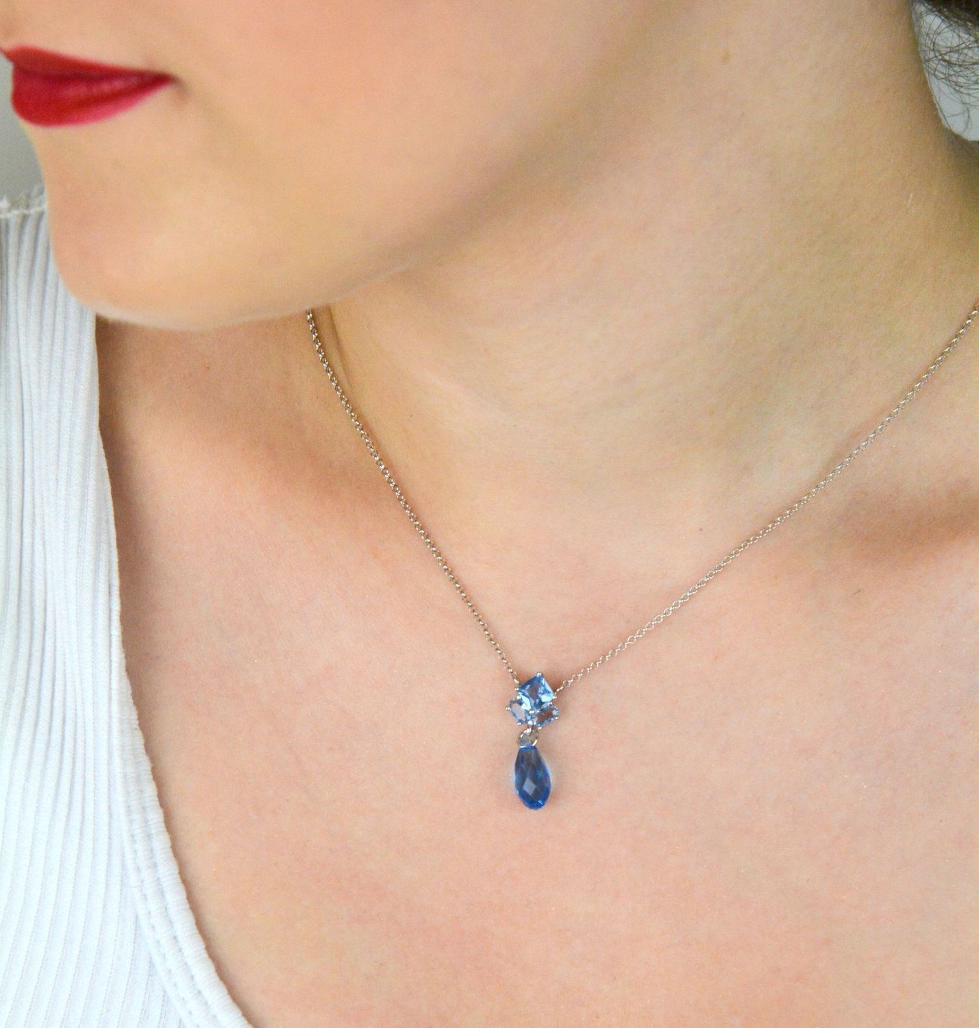 Elegancki naszyjnik Spark Ice Blue NK6010AQIB wykonany z srebra próby 925, ozdobiony luksusowymi kryształkami w kolorze Ice Blue. Długość łańcuszka 45 cm (38 cm + 7 cm przedłużki). Idealny na pr.jpg