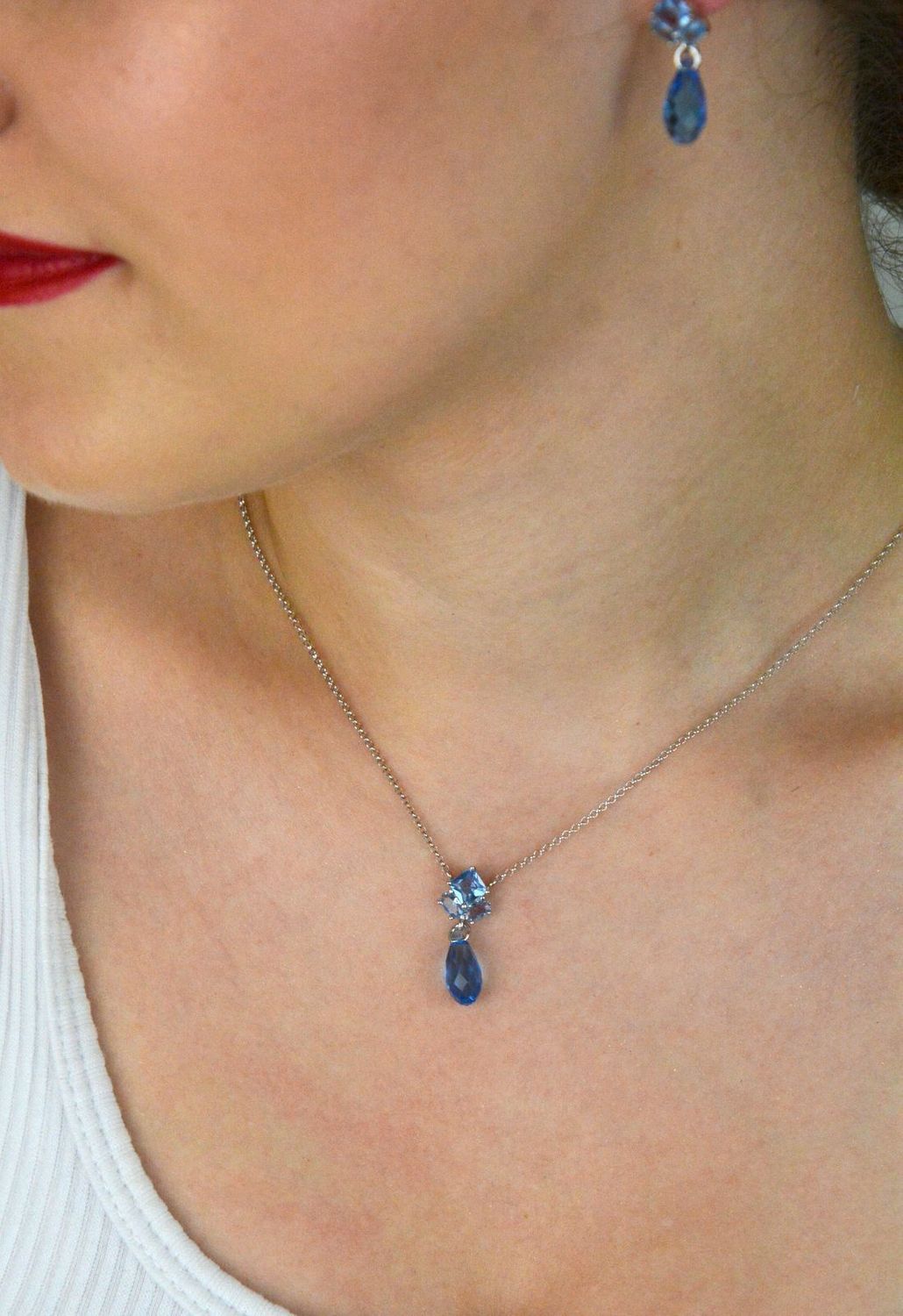 Elegancki naszyjnik Spark Ice Blue NK6010AQIB wykonany z srebra próby 925, ozdobiony luksusowymi kryształkami w kolorze Ice Blue. Długość łańcuszka 45 cm (38 cm + 7 cm przedłużki). Idealny na pr.jpg