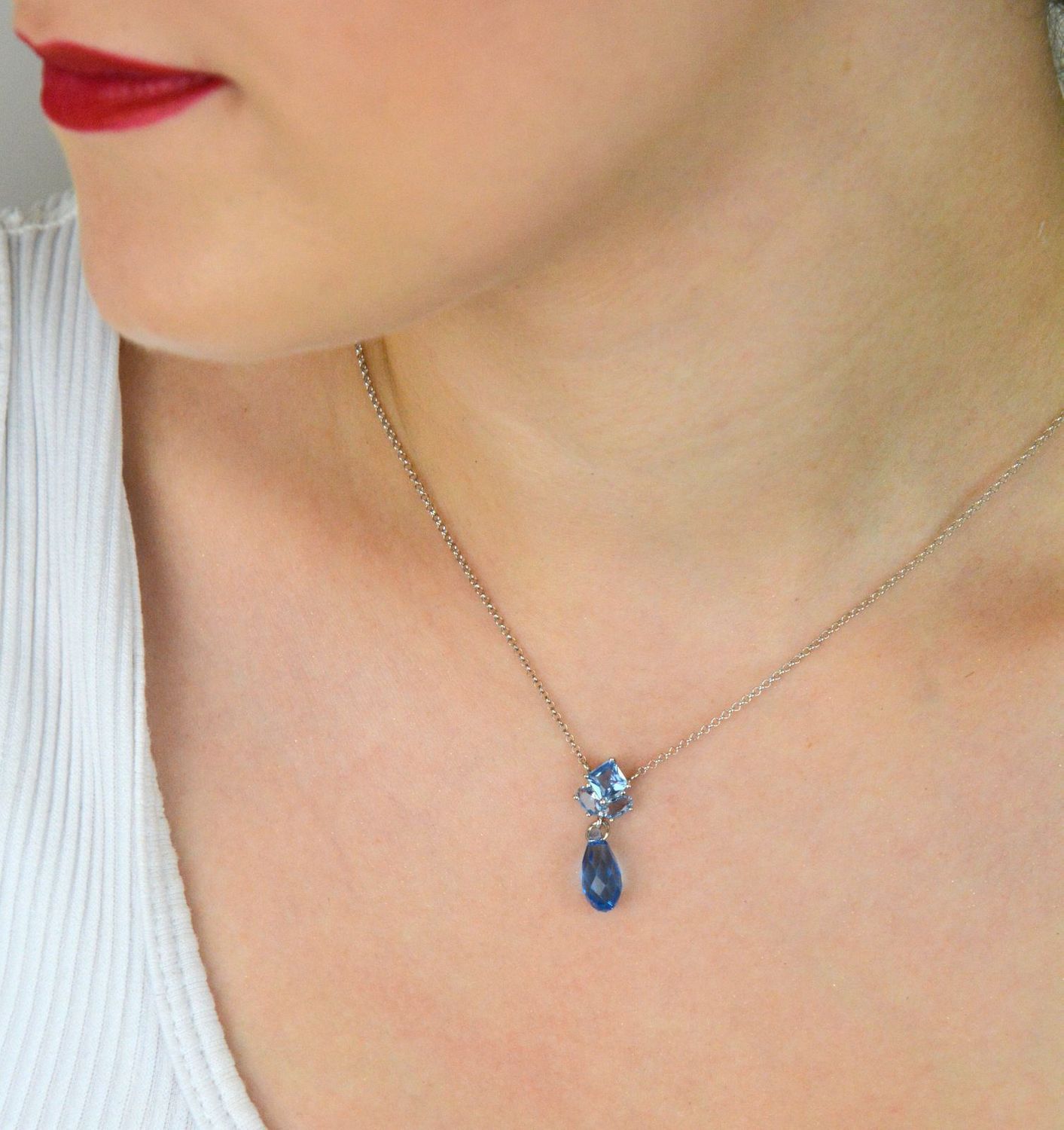 Elegancki naszyjnik Spark Ice Blue NK6010AQIB wykonany z srebra próby 925, ozdobiony luksusowymi kryształkami w kolorze Ice Blue. Długość łańcuszka 45 cm (38 cm + 7 cm przedłużki). Idealny na pr.jpg