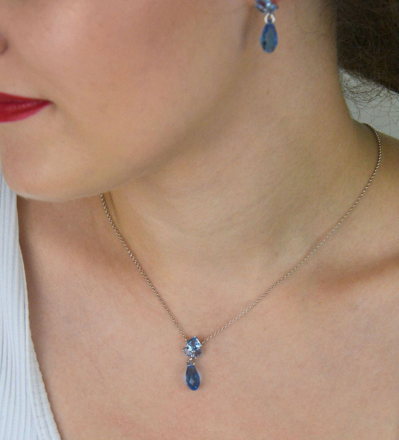 Elegancki naszyjnik Spark Ice Blue NK6010AQIB wykonany z srebra próby 925, ozdobiony luksusowymi kryształkami w kolorze Ice Blue. Długość łańcuszka 45 cm (38 cm + 7 cm przedłużki). Idealny na pr.jpg