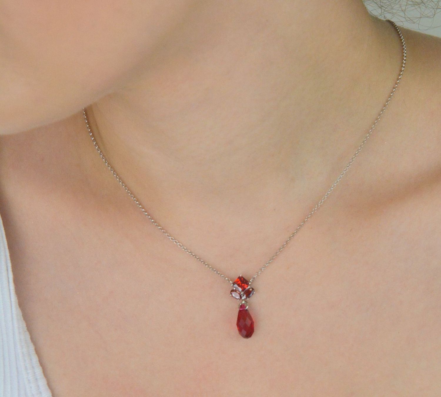 Elegancki srebrny naszyjnik damski próby 925 z czerwonym kryształem Swarovski. Regulowana długość 38+7 cm, zapięcie na karabińczyk. Idealny prezent – sprawdź teraz!1.webp