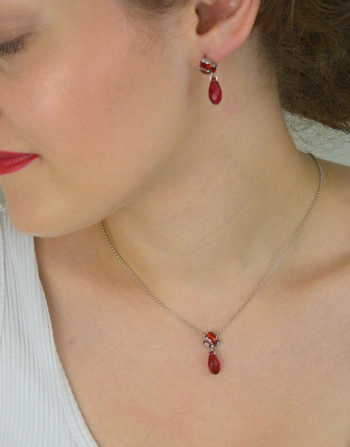 Elegancki srebrny naszyjnik damski próby 925 z czerwonym kryształem Swarovski. Regulowana długość 38+7 cm, zapięcie na karabińczyk. Idealny prezent – sprawdź teraz!1.webp