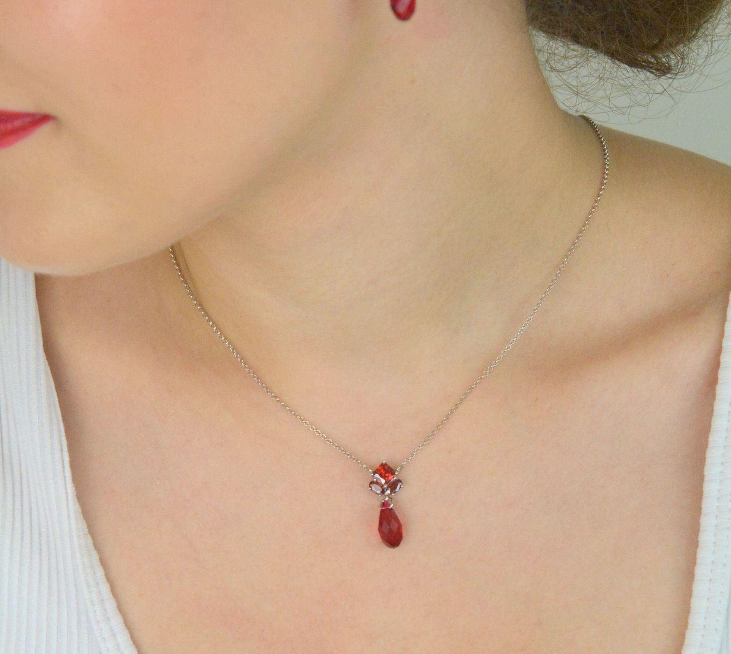 Elegancki srebrny naszyjnik damski próby 925 z czerwonym kryształem Swarovski. Regulowana długość 38+7 cm, zapięcie na karabińczyk. Idealny prezent – sprawdź teraz!1.webp