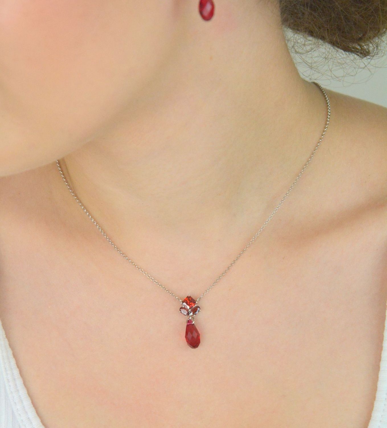 Elegancki srebrny naszyjnik damski próby 925 z czerwonym kryształem Swarovski. Regulowana długość 38+7 cm, zapięcie na karabińczyk. Idealny prezent – sprawdź teraz!1.webp