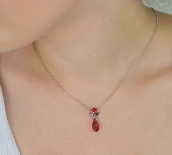 Elegancki srebrny naszyjnik damski próby 925 z czerwonym kryształem Swarovski. Regulowana długość 38+7 cm, zapięcie na karabińczyk. Idealny prezent – sprawdź teraz! (1).JPG
