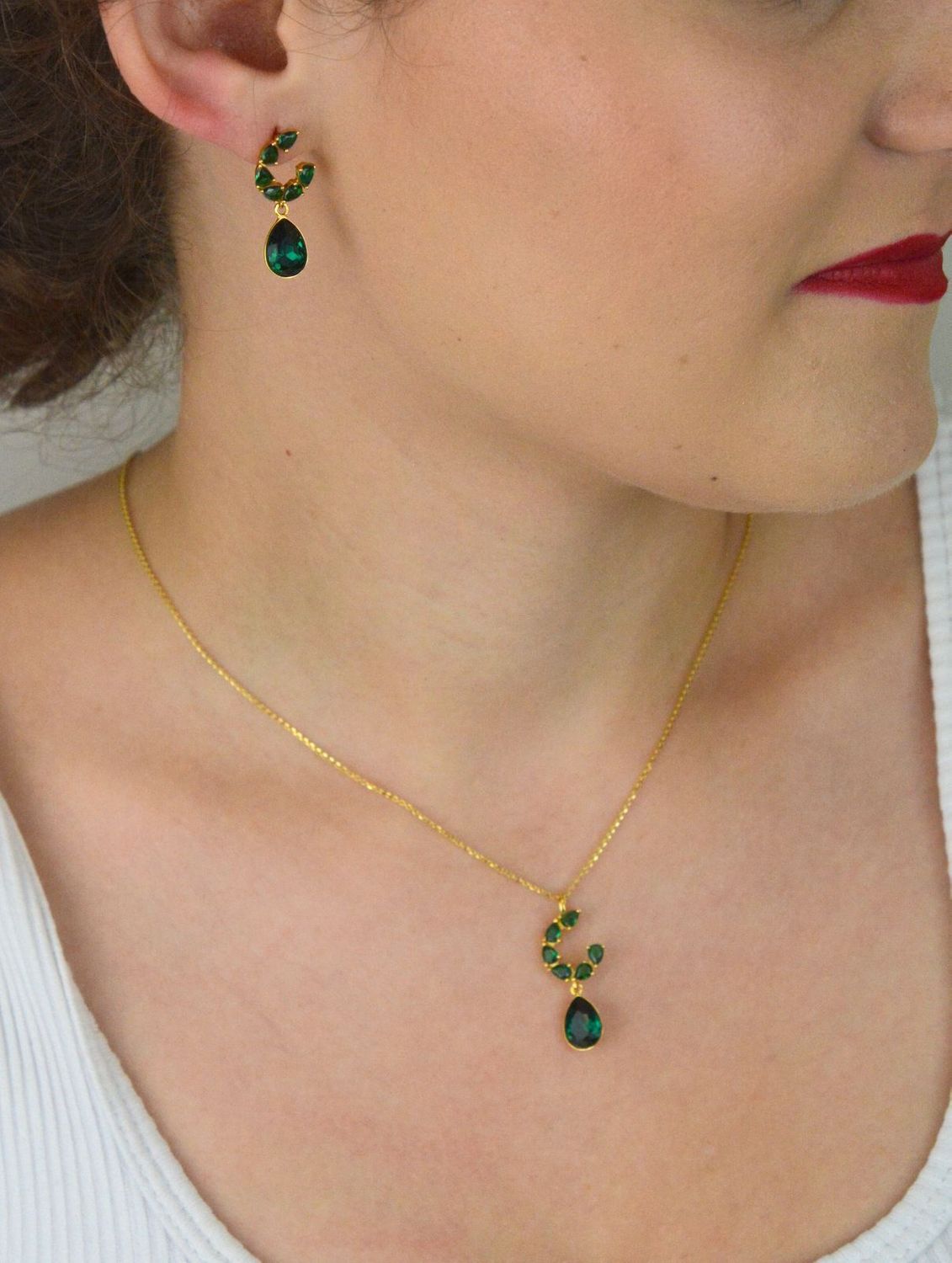 Naszyjnik pozłacany Spark Gamberi NKG4320EMEM wykonany ze srebra próby 925, zdobiony zielonymi cyrkoniami i ekskluzywnymi kryształami Emerald. Zapakowany w eleganckie pudełko. Gwarancja 2 lata.1.jpg